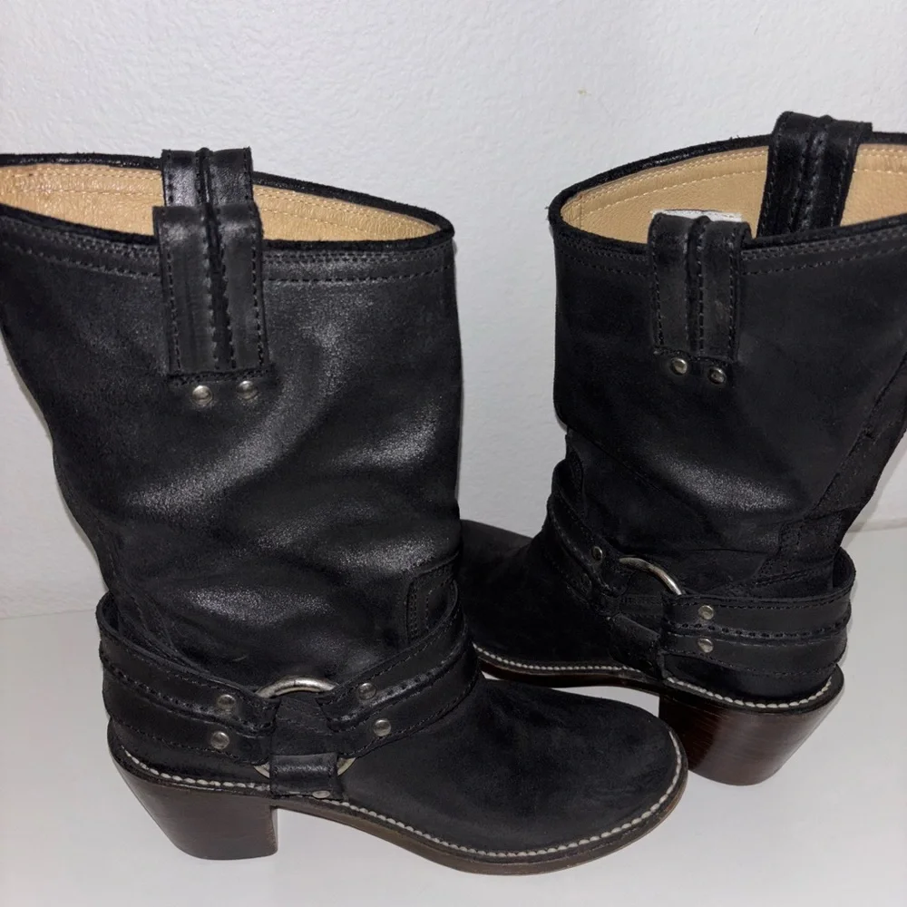 Frye Carmen Harness Boots Black Textured Leather Heel Moto Biker Size 6 B 77374 - Picture 6 of 8